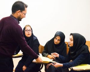 من در نقش تسهیلگر در یک کارگاه آينده پژوهی من در نقش تسهیلگر در یک کارگاه آينده پژوهی